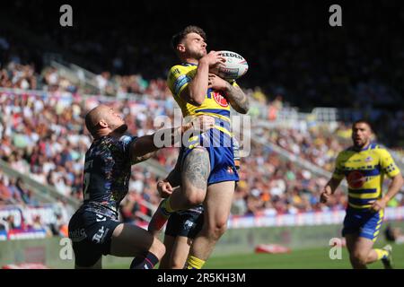 Newcastle, Großbritannien. 4. Juni 2023Warrington Connor Wrench von Wolves fängt einen High-Ball, bevor er beim Spiel der Betfred Super League zwischen dem Hull Football Club und Warrington Wolves in St. einen Versuch unternimmt James's Park, Newcastle, Sonntag, den 4. Juni 2023. (Foto: Mark Fletcher | MI News) Guthaben: MI News & Sport /Alamy Live News Stockfoto