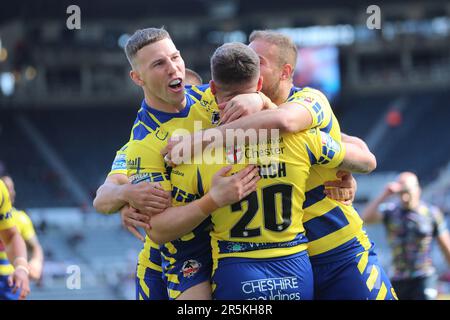 Newcastle, Großbritannien. Am 4. Juni 2023Warrington feiert der Connor Wrench von Wolves nach einem Versuch beim Spiel der Betfred Super League zwischen dem Hull Football Club und Warrington Wolves in St. James's Park, Newcastle, Sonntag, den 4. Juni 2023. (Foto: Mark Fletcher | MI News) Guthaben: MI News & Sport /Alamy Live News Stockfoto