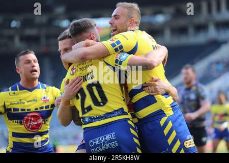 Newcastle, Großbritannien. Am 4. Juni 2023Warrington feiert der Connor Wrench von Wolves nach einem Versuch beim Spiel der Betfred Super League zwischen dem Hull Football Club und Warrington Wolves in St. James's Park, Newcastle, Sonntag, den 4. Juni 2023. (Foto: Mark Fletcher | MI News) Guthaben: MI News & Sport /Alamy Live News Stockfoto