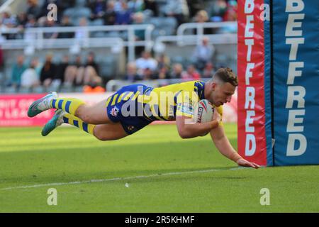 Newcastle, Großbritannien. Am 4. Juni 2023Warrington tritt George Williams von Wolves während des Spiels der Betfred Super League zwischen dem Hull Football Club und Warrington Wolves in St. auf James's Park, Newcastle, Sonntag, den 4. Juni 2023. (Foto: Mark Fletcher | MI News) Guthaben: MI News & Sport /Alamy Live News Stockfoto