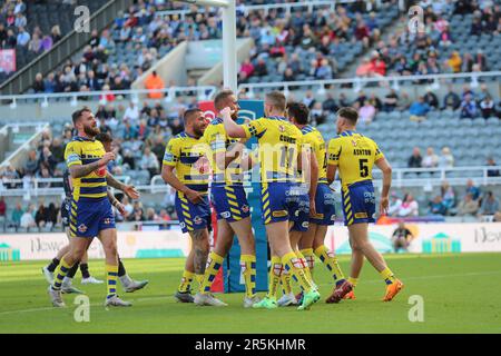 Newcastle, Großbritannien. 4. Juni 2023Warrington George Williams von Wolves feiert nach einem Versuch während des Spiels der Betfred Super League zwischen dem Hull Football Club und Warrington Wolves in St. James's Park, Newcastle, Sonntag, den 4. Juni 2023. (Foto: Mark Fletcher | MI News) Guthaben: MI News & Sport /Alamy Live News Stockfoto