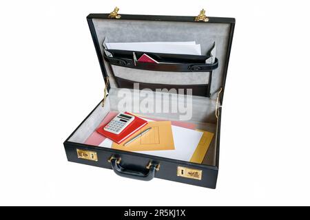 Eine offene schwarze Aktentasche im Executive-Stil mit Taschenrechner, Stiften und Dokumenten, isoliert auf weißem Hintergrund Stockfoto