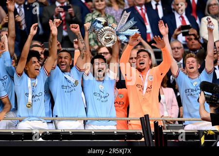 London, Großbritannien. 3. Juni 2023. Ilkay Gundogan aus Manchester City hebt den FA Cup 2022/23 während des FA Cup-Spiels im Wembley Stadium, London. Das Bild sollte lauten: Gary Oakley/Sportimage Credit: Sportimage Ltd/Alamy Live News Stockfoto