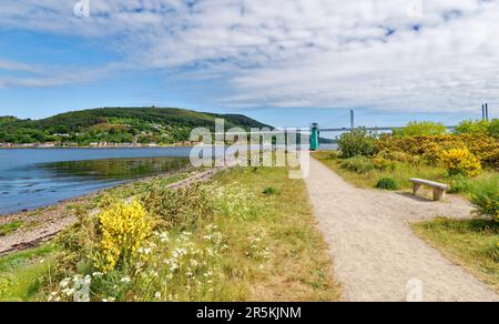 Grüner Leuchtturm von Inverness Schottland auf Carnac oder Carnarc Point, die Kessock Bridge und die Häuser von North Kessock auf der anderen Seite des Beauly Firth Stockfoto