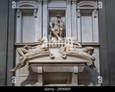 Grab von Lorenzo, Herzog von Urbino, mit Allegorien von Morgenröte und Abenddämmerung, von Michelangelo. Kapelle der Prinzen, Basilika San Lorenzo. Florenz, Italien. Stockfoto