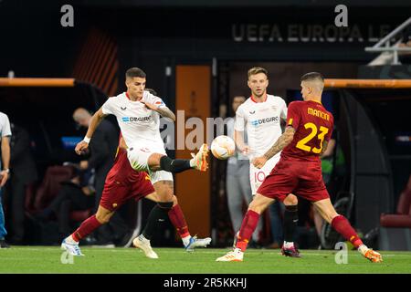 Budapest, Ungarn. 31., Mai 2023. Erik Lamela (17) des FC Sevilla während des Finales der UEFA Europa League zwischen dem FC Sevilla und ALS Roma in der Puskas Arena in Ungarn. (Foto: Gonzales Photo - Balazs Popal). Stockfoto