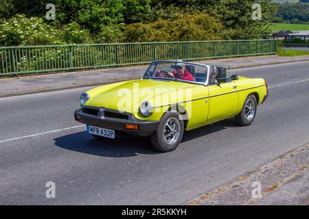 1973 70s 70er Jahre, gelb MG B; Überquerung der Autobahnbrücke im Großraum Manchester, Großbritannien Stockfoto