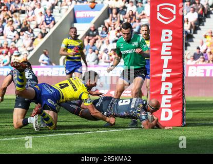 St James Park, Newcastle, Großbritannien. 4. Juni 2023. Betfred Super League Magic Weekend Rugby League, Hull FC gegen Warrington Wolves; Danny Houghton vom Hull FC taucht in der 16. Minute auf, um trotz der Aufmerksamkeit von Warrington Wolves Stefan Ratchford Credit: Action Plus Sports/Alamy Live News 4-12 Punkte zu erzielen Stockfoto