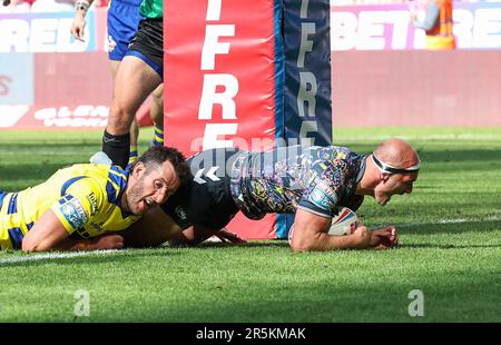 St James Park, Newcastle, Großbritannien. 4. Juni 2023. Betfred Super League Magic Weekend Rugby League, Hull FC gegen Warrington Wolves; Danny Houghton vom Hull FC taucht in der 16. Minute auf, um trotz der Bemühungen von Warrington Wolves Stefan Ratchford Credit: Action Plus Sports/Alamy Live News 4-12 Punkte zu erzielen Stockfoto