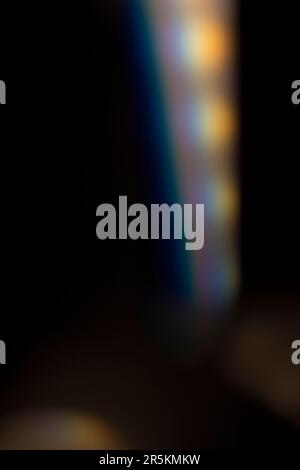 Analoges Lichtleck, das mit Glaskristall und LED-Lichtern erzeugt wird, Hintergrund ist rein schwarz. Perfekt für Überzüge. Stockfoto