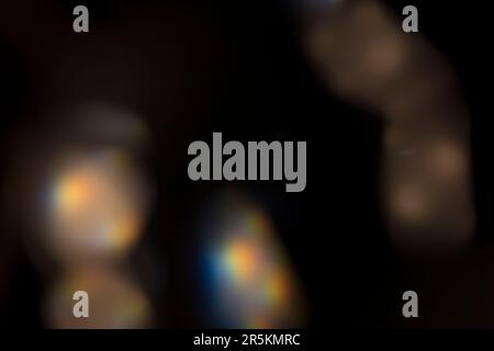 Analoges Lichtleck, das mit Glaskristall und LED-Lichtern erzeugt wird, Hintergrund ist rein schwarz. Perfekt für Überzüge. Stockfoto