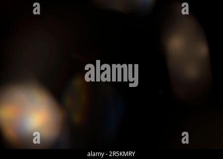 Analoges Lichtleck, das mit Glaskristall und LED-Lichtern erzeugt wird, Hintergrund ist rein schwarz. Perfekt für Überzüge. Stockfoto