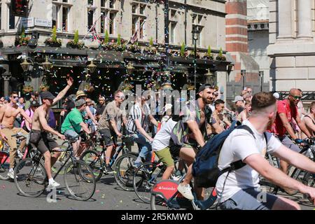 London, Großbritannien. 04. Juni 2023 Hunderte von Menschen kamen auf Fahrrädern, um an der Drum & Bass on the Bike teilzunehmen, die DJ Dom Whiting zum zweiten Mal auf die Straßen Londons brachte. Der geniale DJ Whiting, der aus High Wycombe stammt, entstand zu Beginn des Lockdowns als Visionär. Inspiriert von seiner Kreativität begann er ein bahnbrechendes Unterfangen: Ein bescheidenes Dreirad in ein mobiles Partyzentrum mit Decks und Lautsprechern zu verwandeln. Kredit: Waldemar Sikora/Alamy Live News Stockfoto