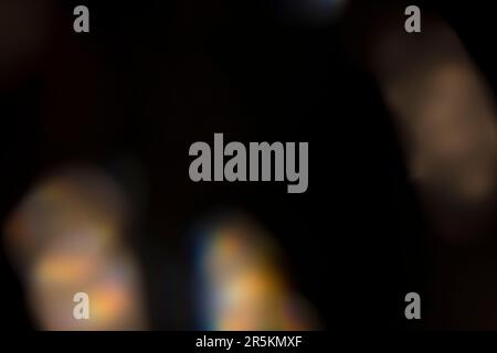 Analoges Lichtleck, das mit Glaskristall und LED-Lichtern erzeugt wird, Hintergrund ist rein schwarz. Perfekt für Überzüge. Stockfoto