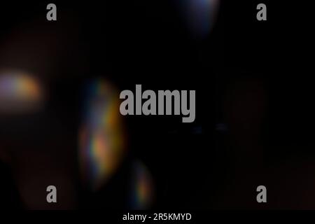 Analoges Lichtleck, das mit Glaskristall und LED-Lichtern erzeugt wird, Hintergrund ist rein schwarz. Perfekt für Überzüge. Stockfoto