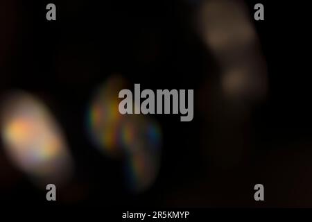 Analoges Lichtleck, das mit Glaskristall und LED-Lichtern erzeugt wird, Hintergrund ist rein schwarz. Perfekt für Überzüge. Stockfoto