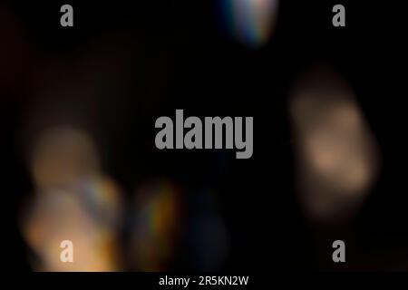 Analoges Lichtleck, das mit Glaskristall und LED-Lichtern erzeugt wird, Hintergrund ist rein schwarz. Perfekt für Überzüge. Stockfoto