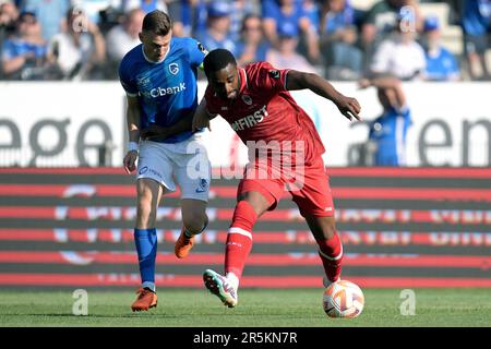 GENK - (lr) Bryan Heynen von KRC Genk, Gyrano Kerk vom Royal Antwerpen FC während der Playoffs der belgischen Jupiler Pro League Championship zwischen KRC Genk und dem Royal Antwerpen FC am 4. Juni 2023 in Genk, Belgien. AP | niederländische Höhe | GERRIT VON KÖLN Stockfoto