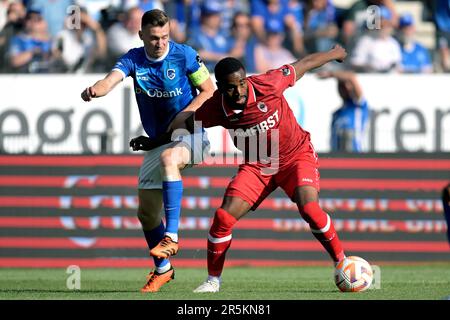 GENK - (lr) Bryan Heynen von KRC Genk, Gyrano Kerk vom Royal Antwerpen FC während der Playoffs der belgischen Jupiler Pro League Championship zwischen KRC Genk und dem Royal Antwerpen FC am 4. Juni 2023 in Genk, Belgien. AP | niederländische Höhe | GERRIT VON KÖLN Stockfoto