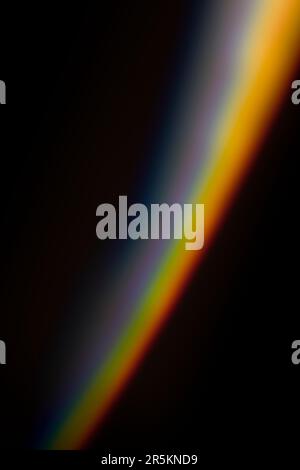 Analoges Lichtleck, das mit Glaskristall und LED-Lichtern erzeugt wird, Hintergrund ist rein schwarz. Perfekt für Überzüge. Stockfoto