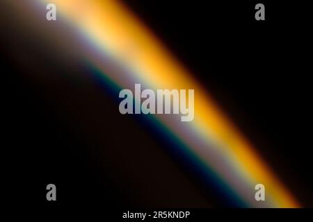 Analoges Lichtleck, das mit Glaskristall und LED-Lichtern erzeugt wird, Hintergrund ist rein schwarz. Perfekt für Überzüge. Stockfoto