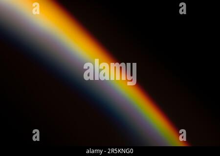 Analoges Lichtleck, das mit Glaskristall und LED-Lichtern erzeugt wird, Hintergrund ist rein schwarz. Perfekt für Überzüge. Stockfoto