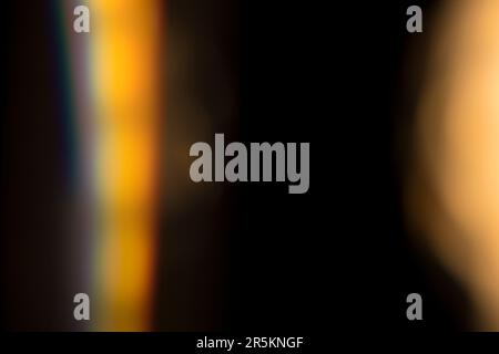 Analoges Lichtleck, das mit Glaskristall und LED-Lichtern erzeugt wird, Hintergrund ist rein schwarz. Perfekt für Überzüge. Stockfoto