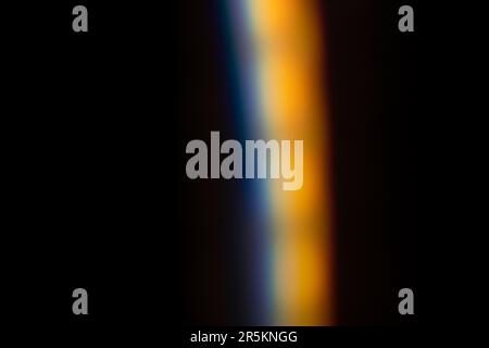 Analoges Lichtleck, das mit Glaskristall und LED-Lichtern erzeugt wird, Hintergrund ist rein schwarz. Perfekt für Überzüge. Stockfoto