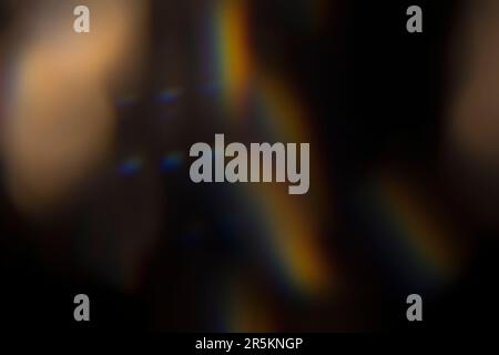 Analoges Lichtleck, das mit Glaskristall und LED-Lichtern erzeugt wird, Hintergrund ist rein schwarz. Perfekt für Überzüge. Stockfoto