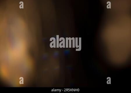 Analoges Lichtleck, das mit Glaskristall und LED-Lichtern erzeugt wird, Hintergrund ist rein schwarz. Perfekt für Überzüge. Stockfoto