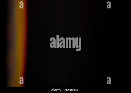 Analoges Lichtleck, das mit Glaskristall und LED-Lichtern erzeugt wird, Hintergrund ist rein schwarz. Perfekt für Überzüge. Stockfoto