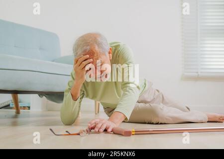 Senioren rutschen und fallen, ältere Menschen mit Unfall Stockfoto