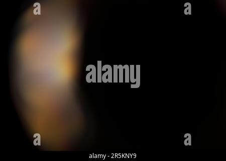 Analoges Lichtleck, das mit Glaskristall und LED-Lichtern erzeugt wird, Hintergrund ist rein schwarz. Perfekt für Überzüge. Stockfoto