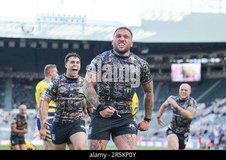 Newcastle, Großbritannien. 4. Juni 2023. Rugby League Magic Weekend, Hull FC gegen Warrington Wolves im St James Park, Newcastle, Großbritannien Kredit: Dean Williams/Alamy Live News Stockfoto