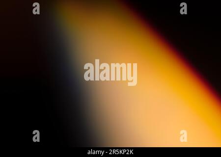 Analoges Lichtleck, das mit Glaskristall und LED-Lichtern erzeugt wird, Hintergrund ist rein schwarz. Perfekt für Überzüge. Stockfoto