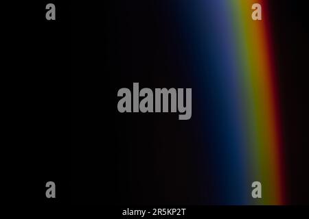 Analoges Lichtleck, das mit Glaskristall und LED-Lichtern erzeugt wird, Hintergrund ist rein schwarz. Perfekt für Überzüge. Stockfoto