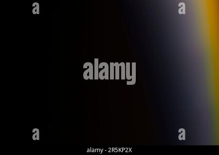 Analoges Lichtleck, das mit Glaskristall und LED-Lichtern erzeugt wird, Hintergrund ist rein schwarz. Perfekt für Überzüge. Stockfoto