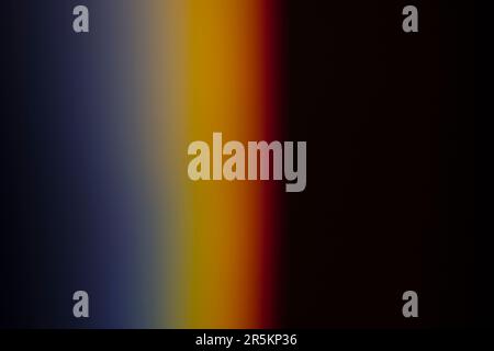 Analoges Lichtleck, das mit Glaskristall und LED-Lichtern erzeugt wird, Hintergrund ist rein schwarz. Perfekt für Überzüge. Stockfoto