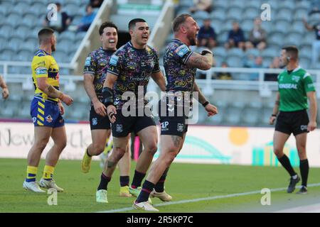 Newcastle, Großbritannien. Am 4. Juni 2023Hull feiert der Josh Griffin des FC, nachdem er während des Spiels der Betfred Super League zwischen dem Hull Football Club und Warrington Wolves in St. einen Treffer erzielt hat James's Park, Newcastle, Sonntag, den 4. Juni 2023. (Foto: Mark Fletcher | MI News) Guthaben: MI News & Sport /Alamy Live News Stockfoto