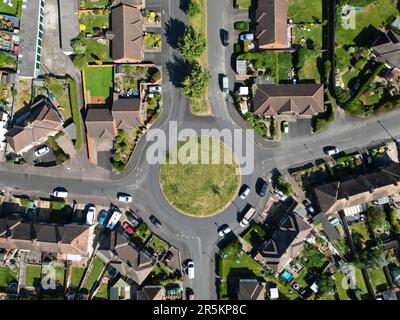 Luftaufnahme eines Kreisverkehrs auf einem Wohngebiet in Hereford UK vom Juni 2023 Stockfoto