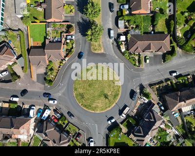 Luftaufnahme eines Kreisverkehrs auf einem Wohngebiet in Hereford UK vom Juni 2023 Stockfoto