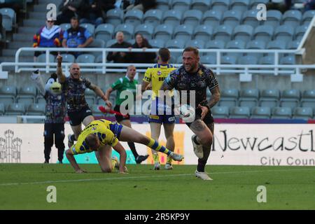 Newcastle, Großbritannien. Am 4. Juni 2023Hull erzielte Josh Griffin im Spiel der Betfred Super League zwischen dem Hull Football Club und Warrington Wolves in St. seinen ersten Versuch James's Park, Newcastle, Sonntag, den 4. Juni 2023. (Foto: Mark Fletcher | MI News) Guthaben: MI News & Sport /Alamy Live News Stockfoto