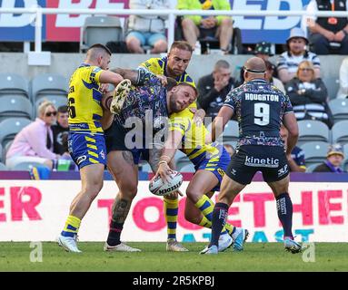 St James Park, Newcastle, Großbritannien. 4. Juni 2023. Betfred Super League Magic Weekend Rugby League, Hull FC gegen Warrington Wolves; Josh Griffin vom Hull FC übergibt den Ball, während er von Warrington Wolves Danny Walker James Harrison und Josh Drinkwater Credit: Action Plus Sports/Alamy Live News angegriffen wird Stockfoto