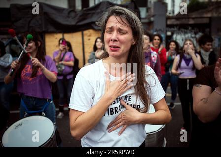 Buenos Aires, Argentinien. 03. Juni 2023. Eine Frau trauert, während sie an der Kundgebung der Frauen gegen häusliche Gewalt teilnimmt. Tausende von Frauen nehmen an einem massiven Protest gegen Frauenmord in der Nähe des Nationalkongresses in Buenos Aires, Argentinien, Teil, unter dem mächtigen Slogan „nicht eine Frau weniger, nicht ein weiterer Tod“. (Foto: Mariana Nedelcu/SOPA Images/Sipa USA) Guthaben: SIPA USA/Alamy Live News Stockfoto