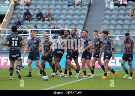 Newcastle, Großbritannien. Am 4. Juni 2023Hull feiert der FC Josh Griffin mit seinen Teamkollegen seinen 2. Versuch während des Spiels der Betfred Super League zwischen dem Hull Football Club und Warrington Wolves in St. James's Park, Newcastle, Sonntag, den 4. Juni 2023. (Foto: Mark Fletcher | MI News) Guthaben: MI News & Sport /Alamy Live News Stockfoto