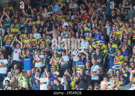 Newcastle, Großbritannien. 04. Juni 2023. Warrington Wolves Fans feiern während des Magic Weekend-Spiels Hull FC gegen Warrington Wolves in St. James's Park, Newcastle, Vereinigtes Königreich, 4. Juni 2023 (Foto von Gareth Evans/News Images) in Newcastle, Vereinigtes Königreich, 6/4/2023. (Foto: Gareth Evans/News Images/Sipa USA) Guthaben: SIPA USA/Alamy Live News Stockfoto