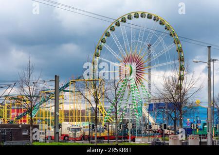 Stuttgart, Deutschland - April 07,2023: Cannstatter Wasen Dies ist ein großes, farbenfrohes Riesenrad, das ein berühmter Teil des beliebten und traditionellen Frühlings ist Stockfoto