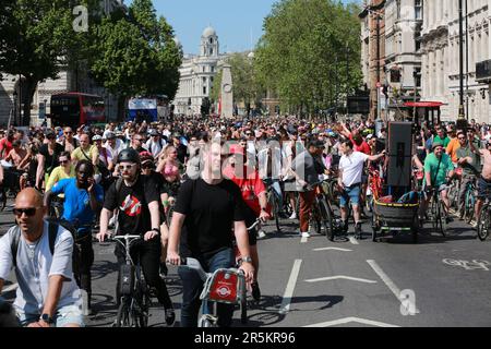 London, Großbritannien. 04. Juni 2023 Hunderte von Menschen kamen auf Fahrrädern, um an der Drum & Bass on the Bike teilzunehmen, die DJ Dom Whiting zum zweiten Mal auf die Straßen Londons brachte. Der geniale DJ Whiting, der aus High Wycombe stammt, entstand zu Beginn des Lockdowns als Visionär. Inspiriert von seiner Kreativität begann er ein bahnbrechendes Unterfangen: Ein bescheidenes Dreirad in ein mobiles Partyzentrum mit Decks und Lautsprechern zu verwandeln. Kredit: Waldemar Sikora/Alamy Live News Stockfoto