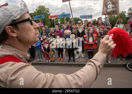 Moskau, Russland. 4. Juni 2023. Erwachsene und Kinder waren Teil der Darbietung des Cardboardia-Projekts, bei dem alle Teilnehmer der immersiven Darbietung Teil des Orchesters mit Musikinstrumenten aus Pappe wurden, im Gorky-Park in Moskau, Russland. Russische Künstler und Künstler helfen Familien mit ihren Pappkreationen und nehmen an der Vorstellung Teil Stockfoto