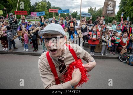 Moskau, Russland. 4. Juni 2023. Erwachsene und Kinder waren Teil der Darbietung des Cardboardia-Projekts, bei dem alle Teilnehmer der immersiven Darbietung Teil des Orchesters mit Musikinstrumenten aus Pappe wurden, im Gorky-Park in Moskau, Russland. Russische Künstler und Künstler helfen Familien mit ihren Pappkreationen und nehmen an der Vorstellung Teil Stockfoto